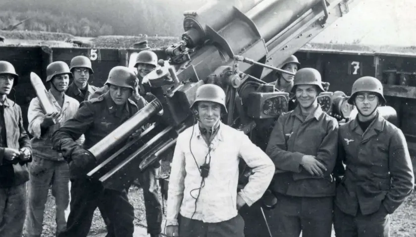 Soldaten mit einer M13 Waffe und Munition.