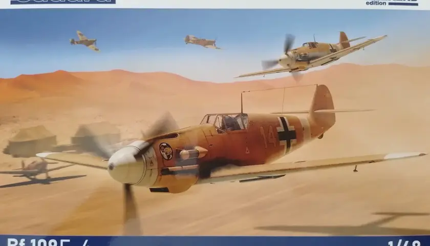 Bf 109F-4 Jagdflugzeuge im Wüstenkampf. Mehrere Flugzeuge im Flug über Sanddünen, eines im Vordergrund mit der Kennung "14".