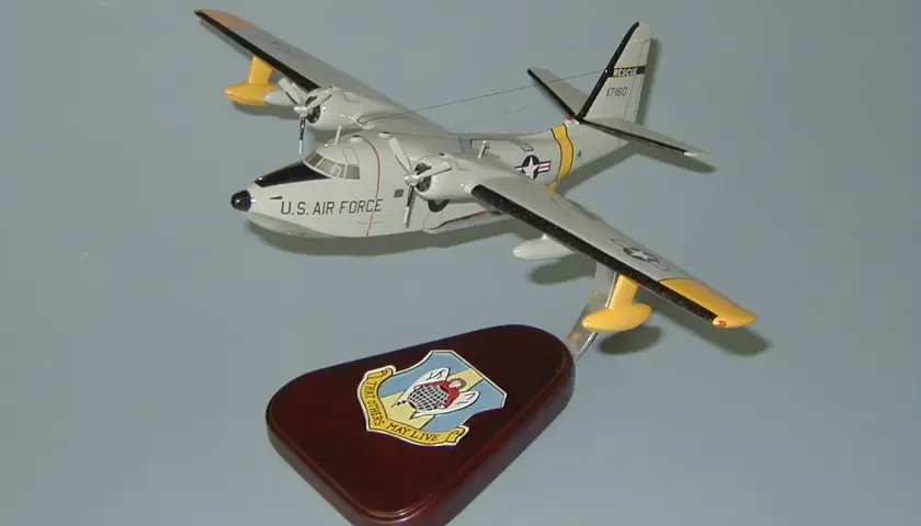 Modell eines Grumman HU-16 Albatross, U.S. Air Force, mit Rettungsmarkierungen und einem Wappen auf dem Sockel.