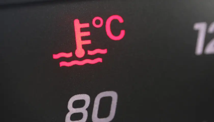 Rote Warnleuchte für Motortemperatur. Wenn der 4-Takt-Motor warm ist und ausgeht, ist dies ein Zeichen für Überhitzung.