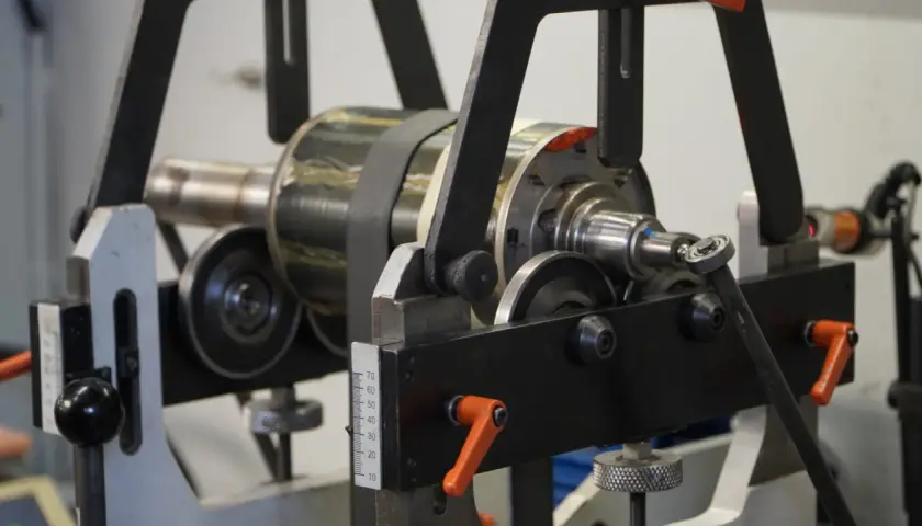 Ein Motorrotor wird in einer Prüfeinrichtung gelagert, um die Wicklungen zu messen.