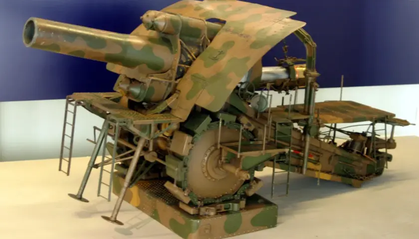 Ein detailliertes Modell der dicken Berta Kanone, einer gewaltigen Artillerie der damaligen Zeit, mit Tarnmuster.