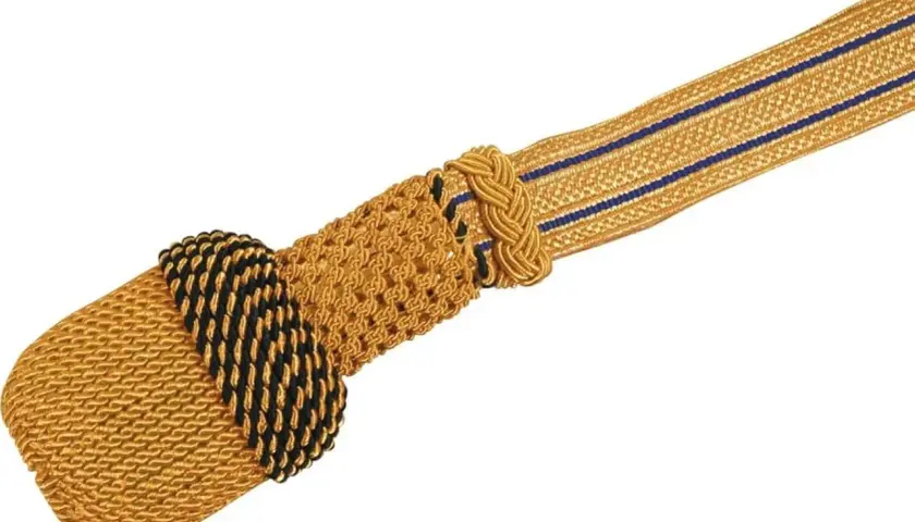 Ein goldenes Portepee mit blauen Streifen und schwarzer Umwicklung, ein Zeichen von Rang und Ehre.