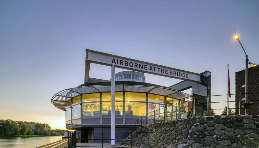 Das Airborne Museum in Arnheim, "Airborne at the Bridge", ist ein modernes Gebäude mit Glasfronten am Flussufer.
