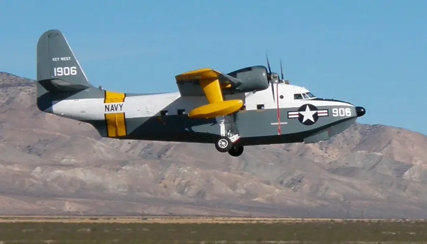 Ein Grumman Albatros Wasserflugzeug der Navy mit der Kennung 1906 hebt ab.