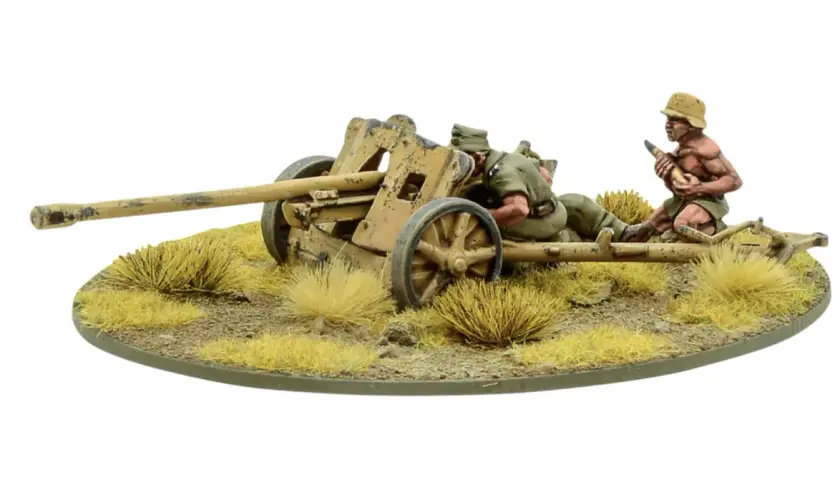Miniatur-Kanone mit zwei Soldaten, einer lädt Munition.