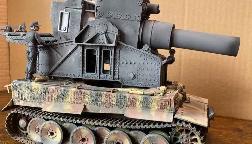 Modell eines Karl-Gerät-Mörsers auf einem Panzerfahrgestell, mit einem Soldaten, der die Kanone bedient.