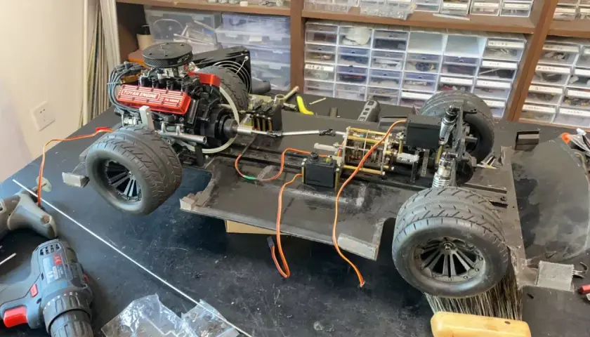 RC-Car-Chassis mit Toyan Motor. Erste Erfahrungen mit dem leistungsstarken Modellmotor, der bereit für den Einbau ist.