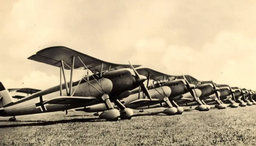 Reihe von Arado-Doppeldeckerflugzeugen auf einem Feld.