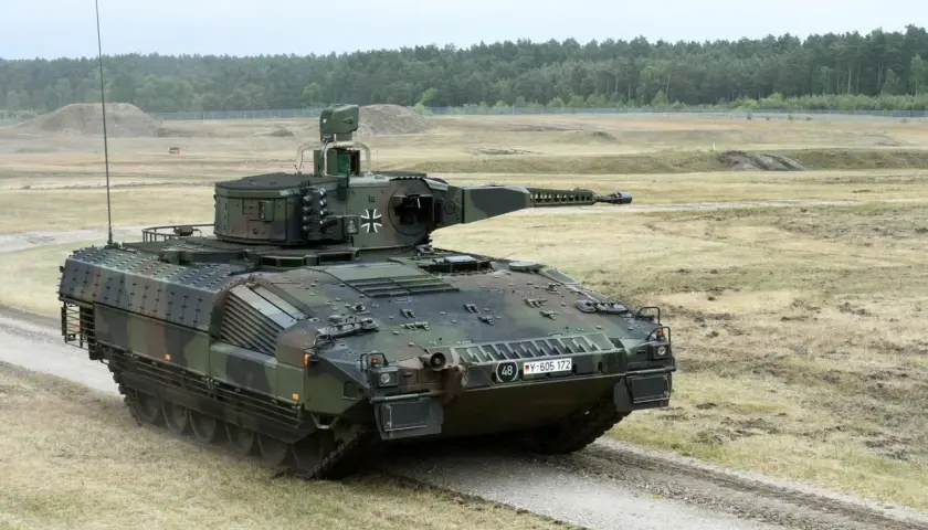 Ein Puma Panzer fährt auf einem Feldweg. Der Puma Panzer Preis ist hoch, aber seine Leistung ist beeindruckend.