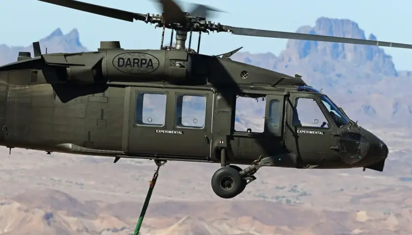 Ein experimenteller DARPA-Hubschrauber, der für die hawk flugabwehr entwickelt wurde, fliegt über einer Wüstenlandschaft.
