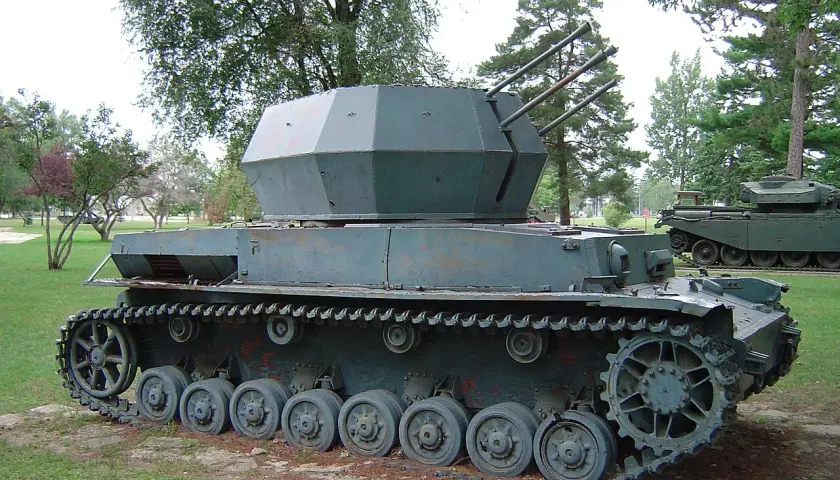 Ein Kugelblitz Panzer mit drei Rohren, bereit für den Einsatz.