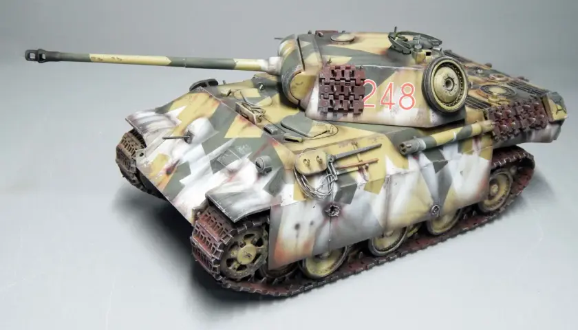 Ein detailgetreues Modell eines Panzers, getarnt in Wintermusterung. Was wäre, wenn dieser Panzer 1946 noch im Einsatz wäre?