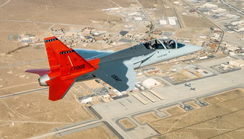 Ein T-7A Red Hawk fliegt über eine Militärbasis.
