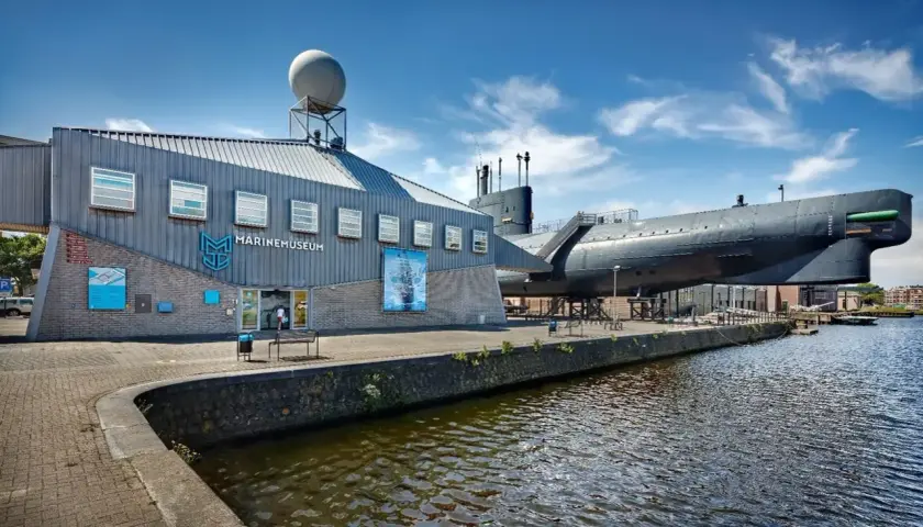 Das Den Helder Maritiem Museum präsentiert ein imposantes U-Boot neben dem Museumsgebäude.