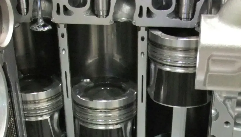 Schnitt durch einen Motor, der den Unterschied zwischen 2-Takt- und 4-Takt-Motoren zeigt. Kolben und Ventile sind sichtbar.