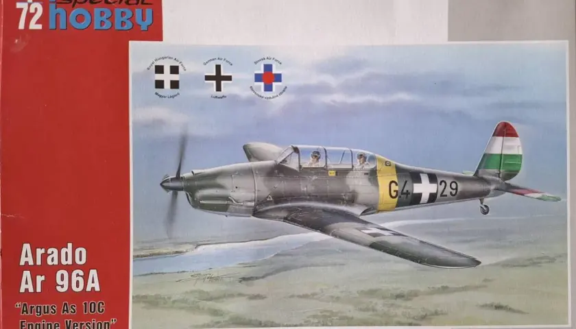 Arado Ar 96A im Flug, mit ungarischem Leitwerk. Das Flugzeug trägt die Kennung G4 29.
