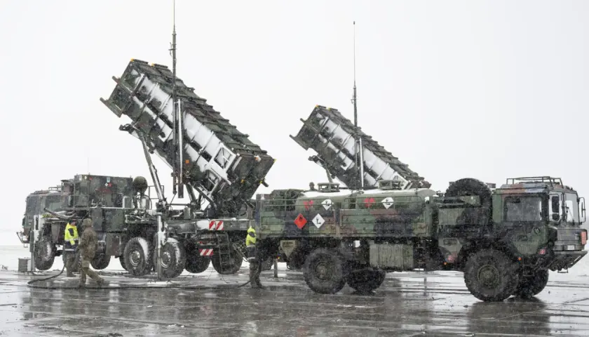 Zwei Raketenwerfer des Patriot-Systems, hergestellt von Raytheon, stehen im Schnee bereit.