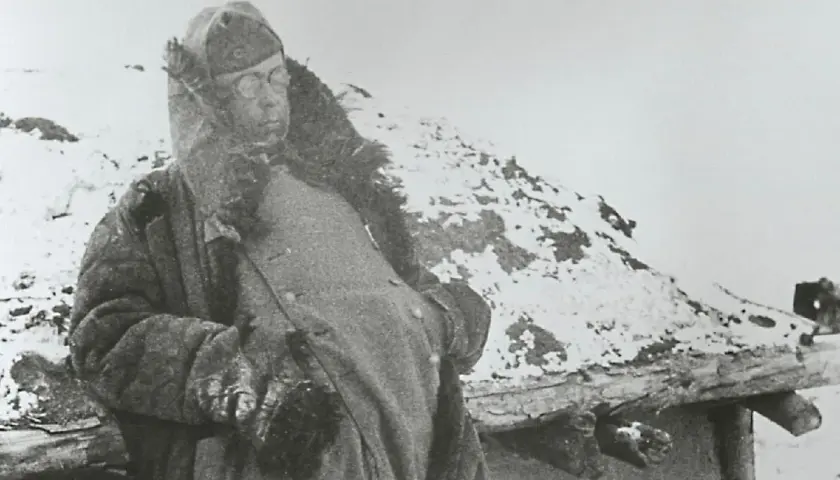 Ein Soldat im Schnee, vielleicht ein einsames Weihnachtsfest in Stalingrad.