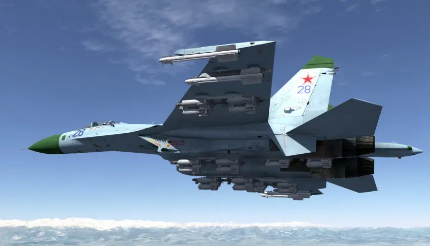 Suchoi Su-27 mit vielen Raketen, fliegt über schneebedeckte Berge.
