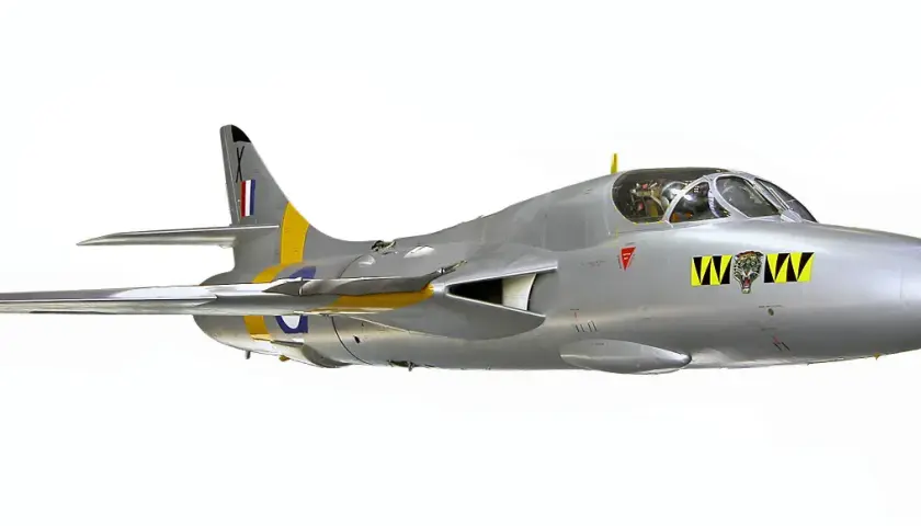 Silberner Hawker Hunter T2 Jet mit gelben Streifen und einem Tigerkopf-Abzeichen.