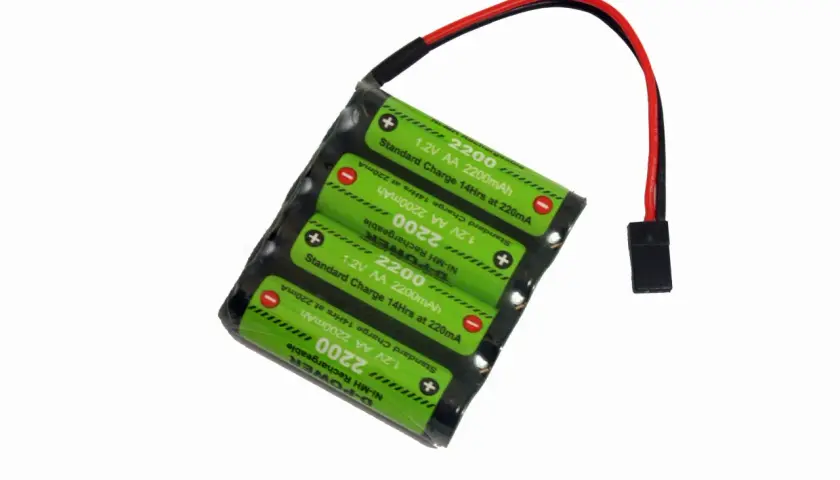 Vier AA NiMH Akkus mit 2200mAh Kapazität, bereit für das richtige Laden.