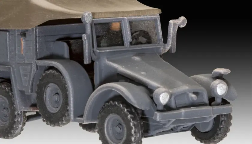 Graues Modell eines Krupp Protze Lkw mit Stoffverdeck. Das Fahrzeug hat grobstollige Reifen und eine detaillierte Frontpartie.