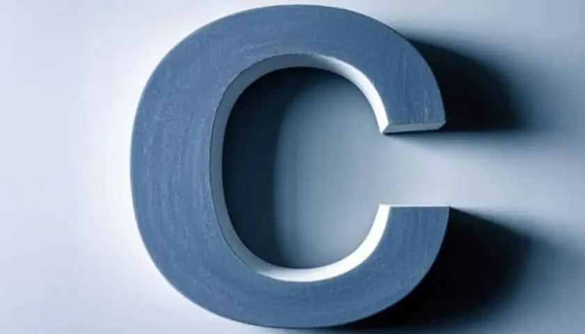 Ein großes, graues "C" wirft einen Schatten. Dieses Bild könnte helfen, den c-rate zu berechnen.
