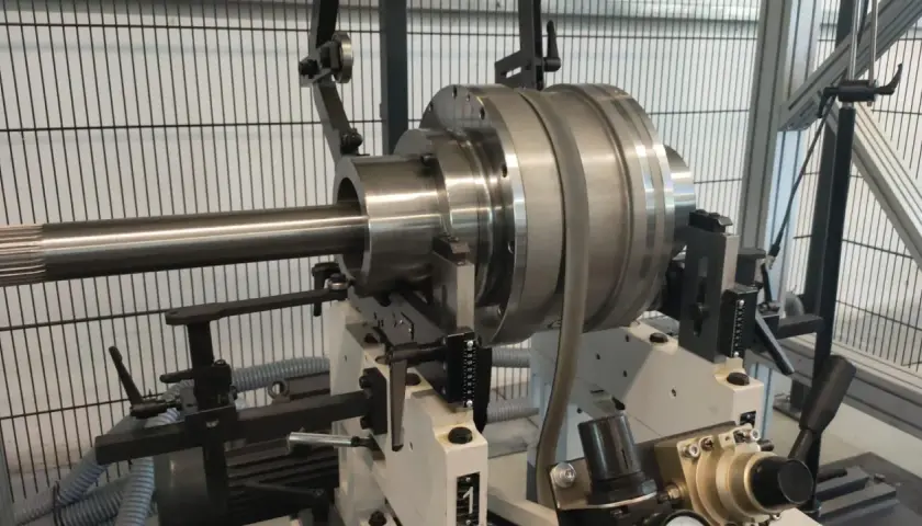 Präzisionswelle auf einer Maschine für dynamisches auswuchten.