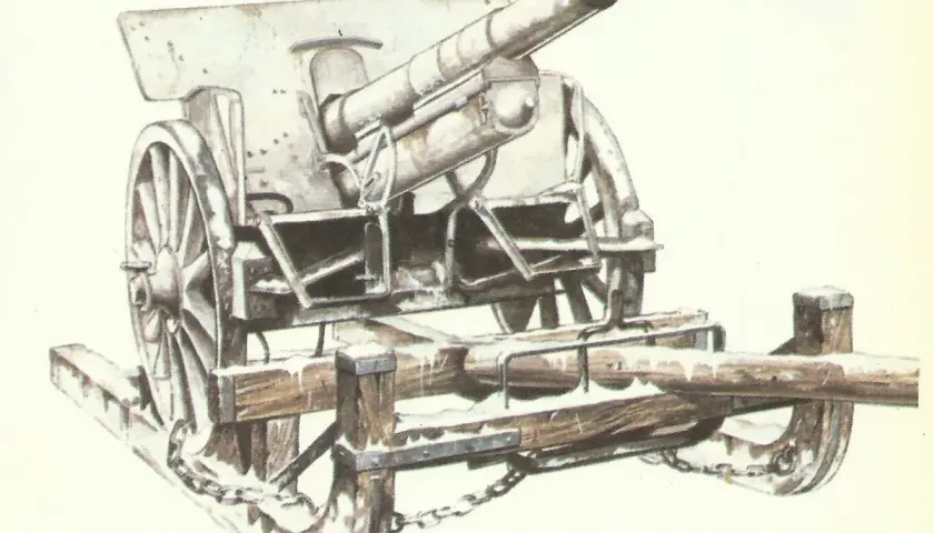 Eine Haubitze der Wehrmacht, dargestellt auf einem hölzernen Schlitten mit Schneebedeckung, bereit für den Einsatz im Winter.