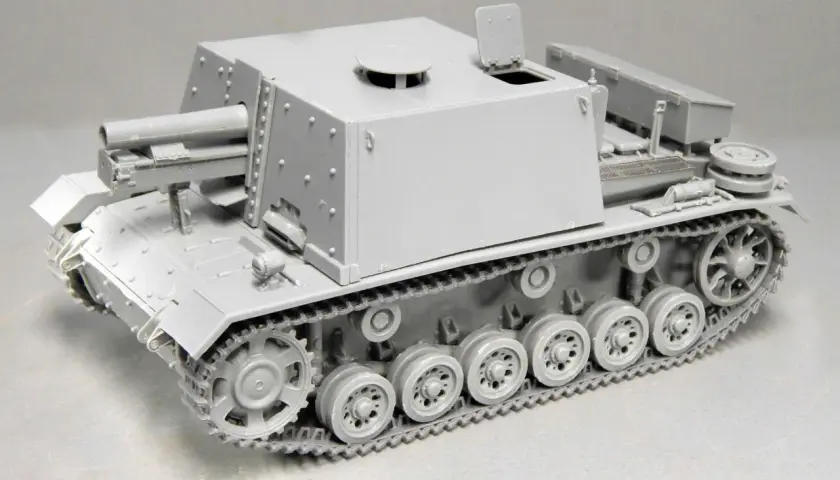 Graues Modell eines Geschützpanzers, das an die sig 33 erinnert, mit detaillierten Ketten und einer großen Kanone.
