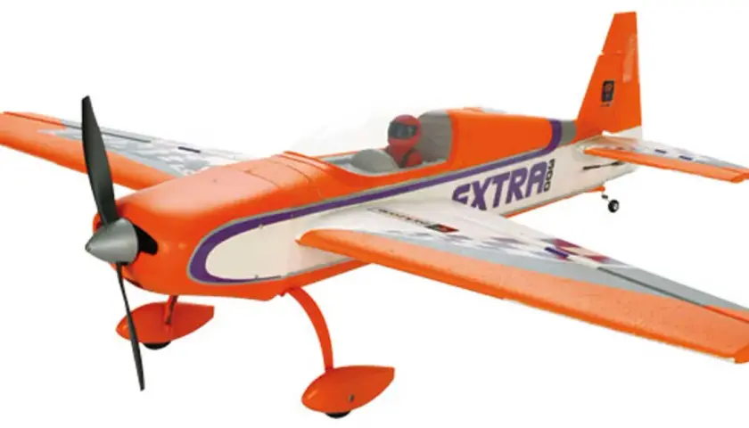 Ein orange-weißes Modellflugzeug, ein Parkzone Extra 300, mit lila Akzenten und einem Piloten im Cockpit.