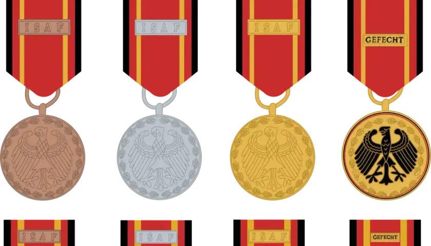 Vier Bundeswehr-Dienstabzeichen mit roten Bändern und goldenen Rändern. Drei zeigen "ISAF", eines "GEFECHT".