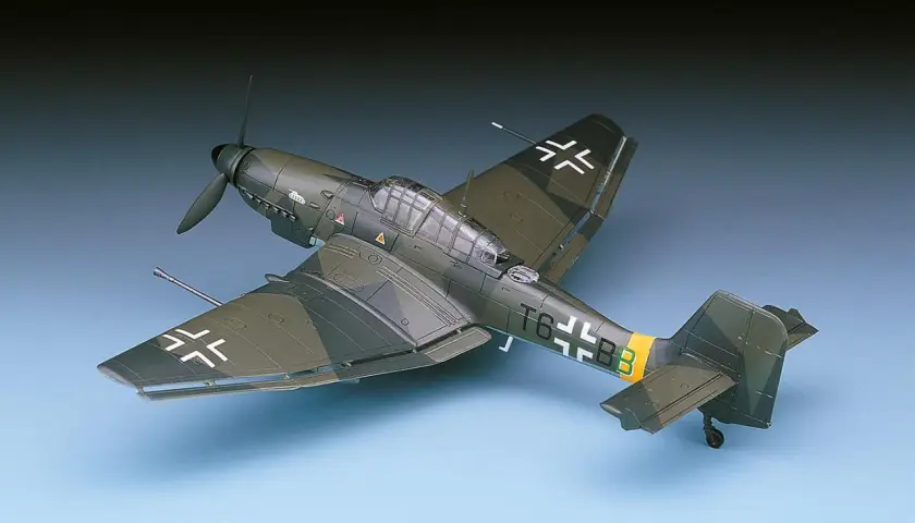 Modell eines Ju 87 G Stuka-Flugzeugs mit Tarnmuster und deutschen Hoheitszeichen.