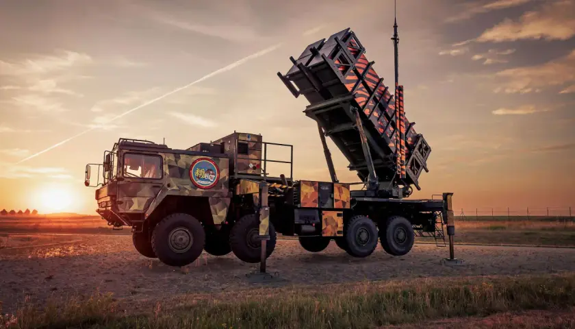 Ein Patriot Flugabwehr-System steht im Abendlicht bereit.