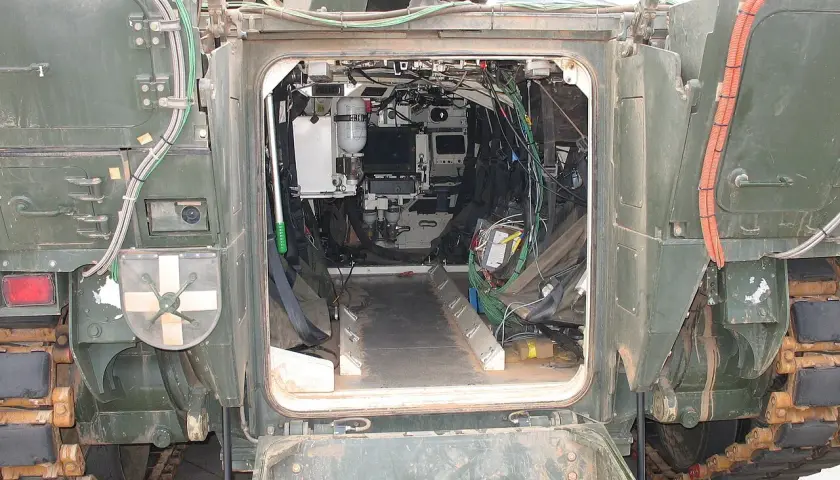 Blick in den komplexen puma panzer innenraum mit vielen Kabeln, Bildschirmen und Ausrüstung.