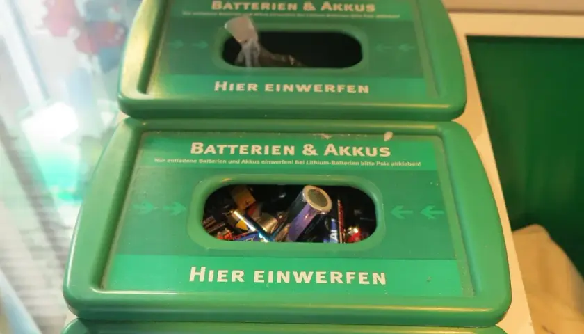 Grüne Sammelbehälter für Batterien & Akkus. Hier kann man gebrauchte Batterien und Akkus entsorgen, auch Lithium-Akkus.