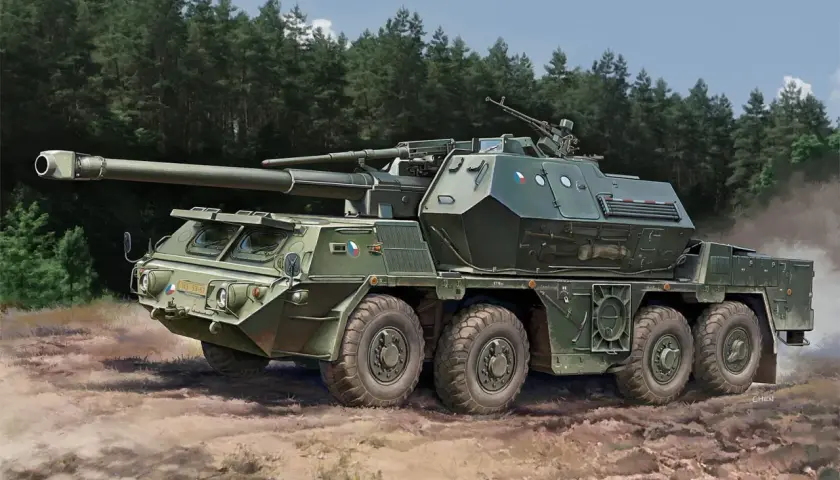 Eine Dana Howitzer, ein schweres Artilleriegeschütz, fährt durch einen Wald.