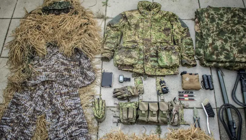 Tarnkleidung, Ghillie Suit, Funkgerät, Handschuhe, Erste-Hilfe-Tasche und Ausrüstung für die Entfernungsermittlung Bundeswehr.