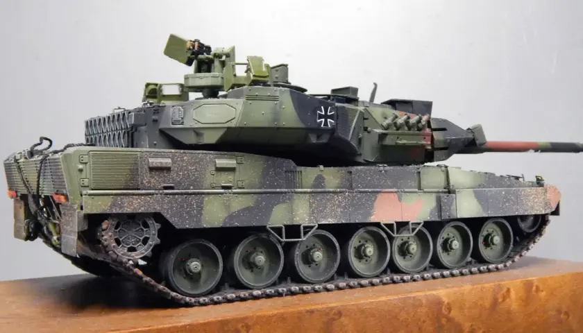 Ein detailgetreues Modell eines dicken Leoparden-Panzers in Tarnfarben, bereit für den Einsatz.