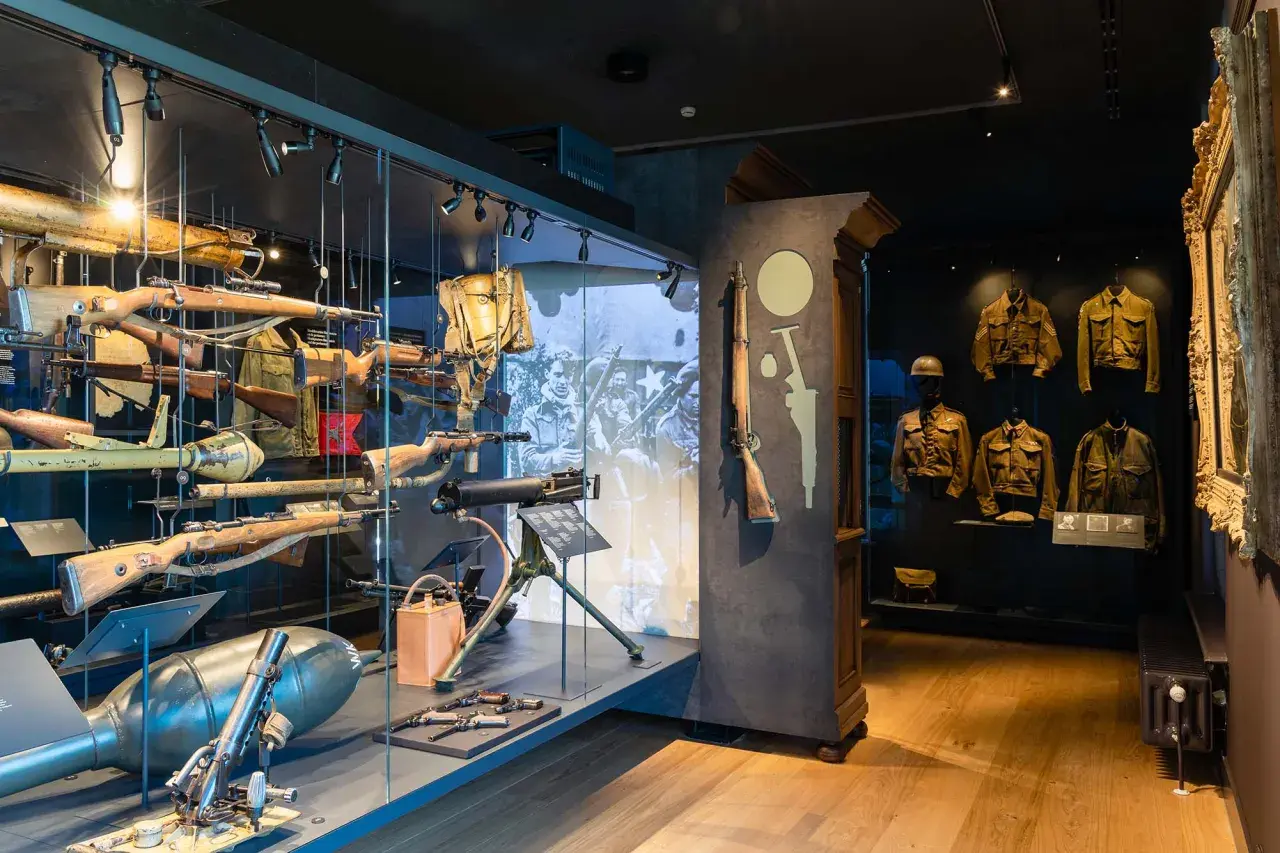Im **airborne museum** sind Waffen, Uniformen und eine Bombe ausgestellt.
