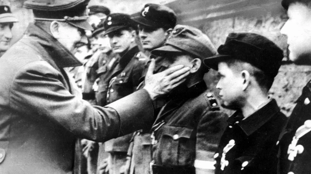 Ein Mann streichelt einem jungen Soldaten im Rahmen des Unternehmens Nordwind das Gesicht.