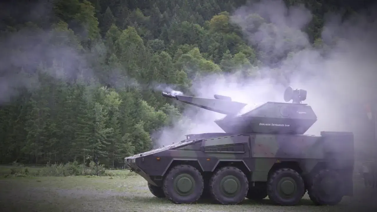Ein moderner Radpanzer, der Nachfolger des Geparden, feuert in einer nebligen Waldkulisse.