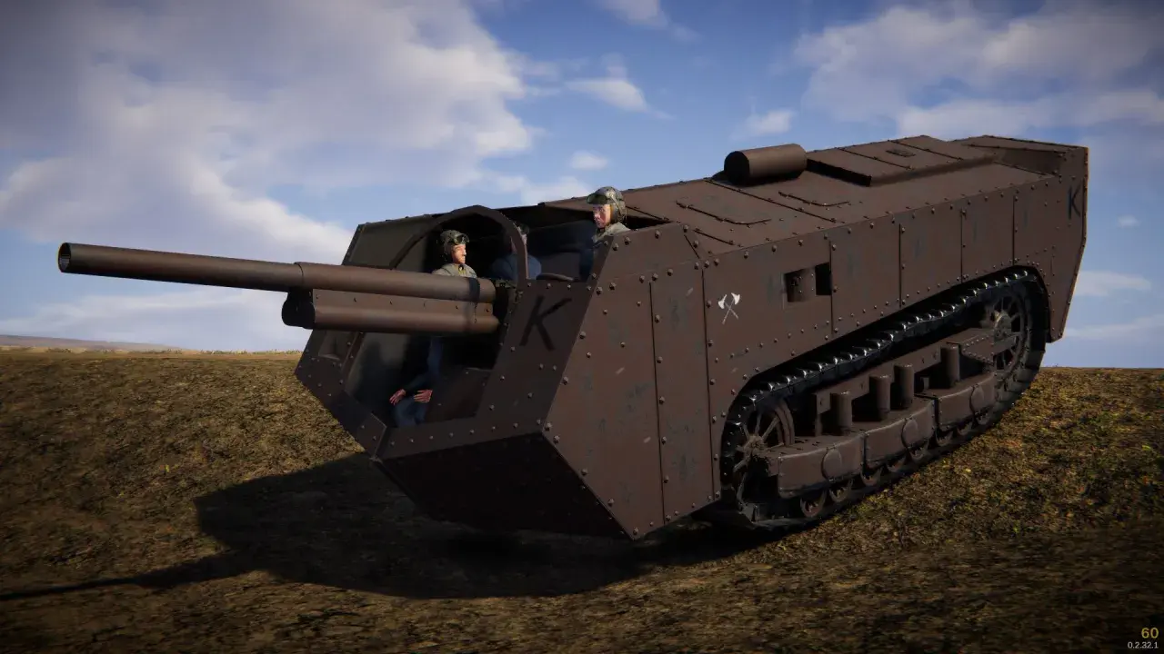 Ein Saint-Chamond-Panzer mit zwei Soldaten im offenen Kampfraum fährt über ein Feld.