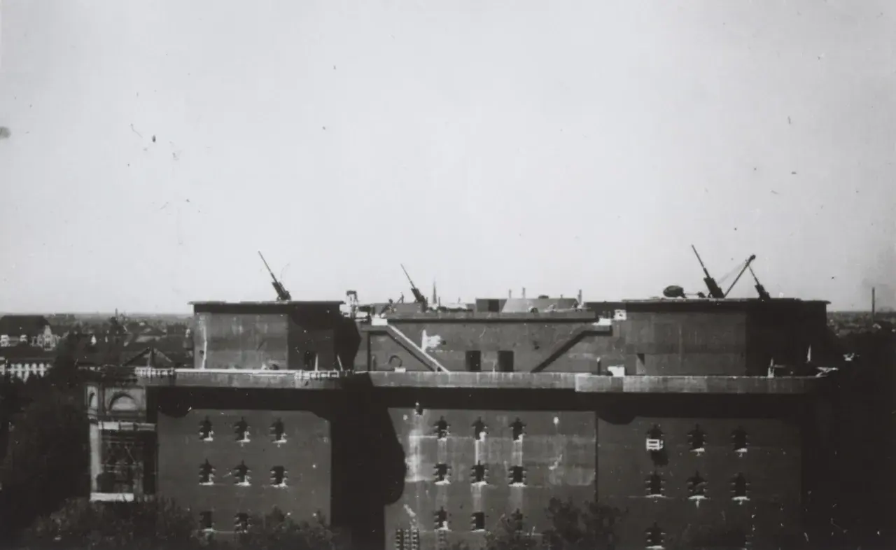 Der Flakturm Friedrichshain ragt mit seinen Geschützen in den Himmel. Ein imposantes Bauwerk aus Beton, das einst die Stadt verteidigte.