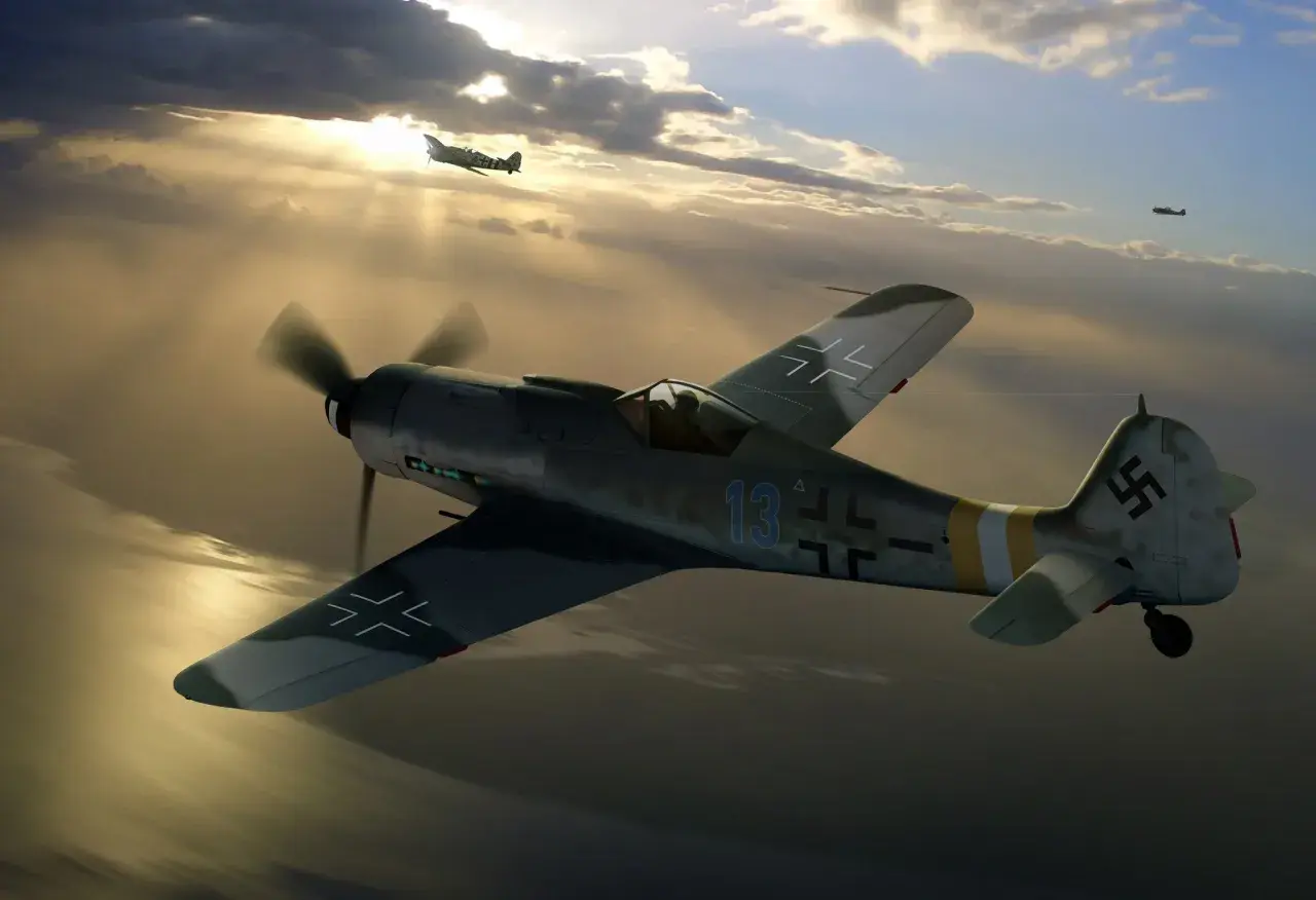 Eine FW 190 D9 fliegt durch dramatische Wolken, die Sonne bricht durch. Weitere Flugzeuge sind in der Ferne zu sehen.