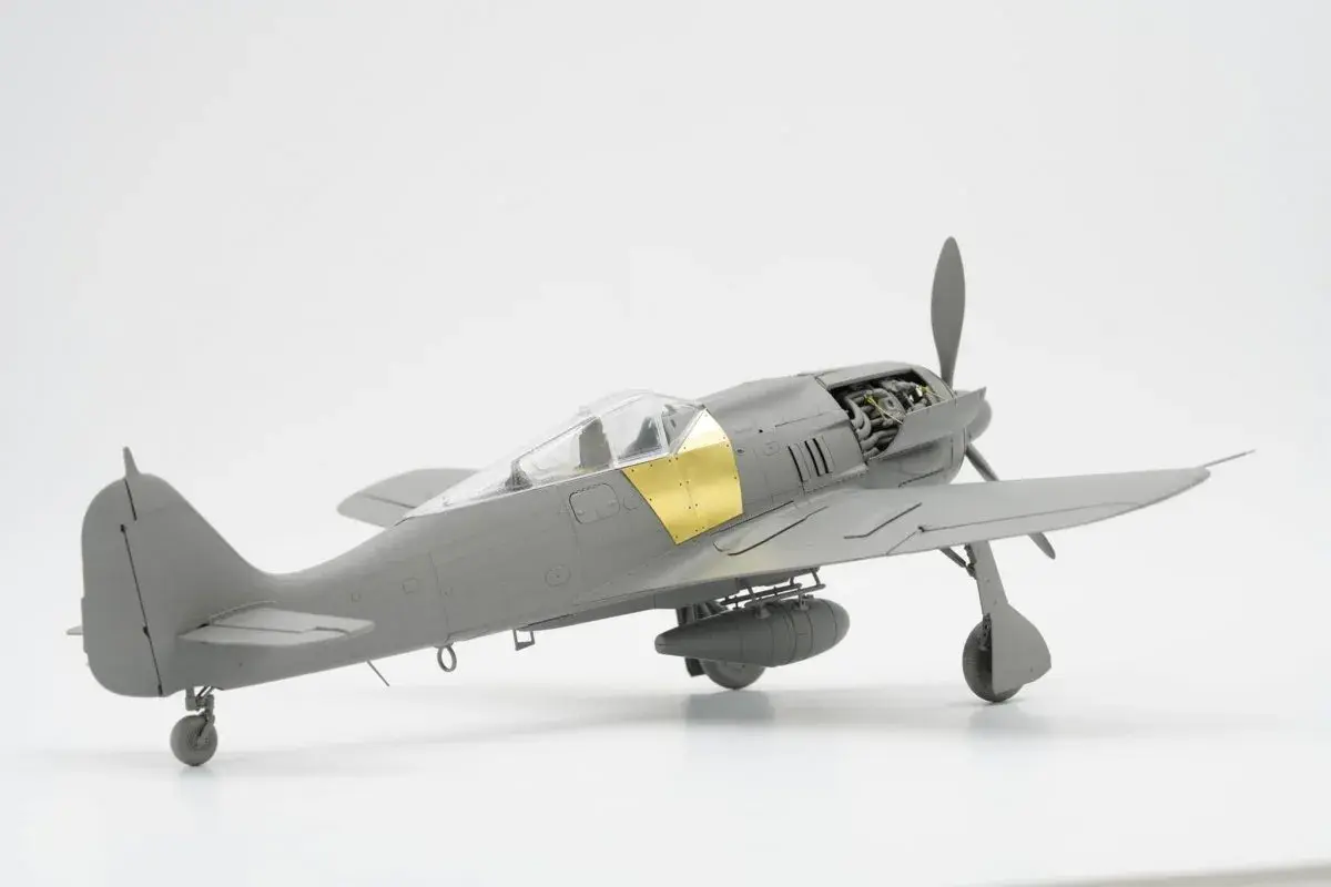 Graues Modell eines Fw 190 A4 Jagdflugzeugs mit freiliegendem Motor und externem Zusatztank.