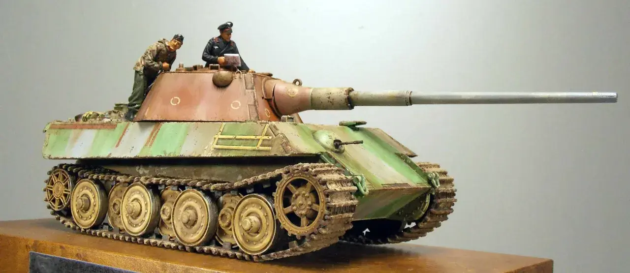 Modell eines Skorpion Panzers mit zwei Figuren. Der Panzer ist detailreich bemalt und mit Schlamm versehen.