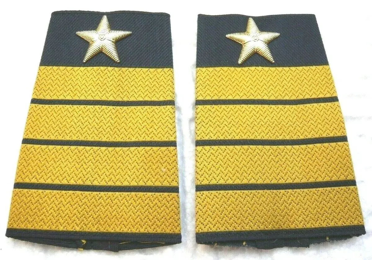 Zwei Schulterstücke der Marine mit goldenen Sternen und Streifen, die Dienstgrade anzeigen.