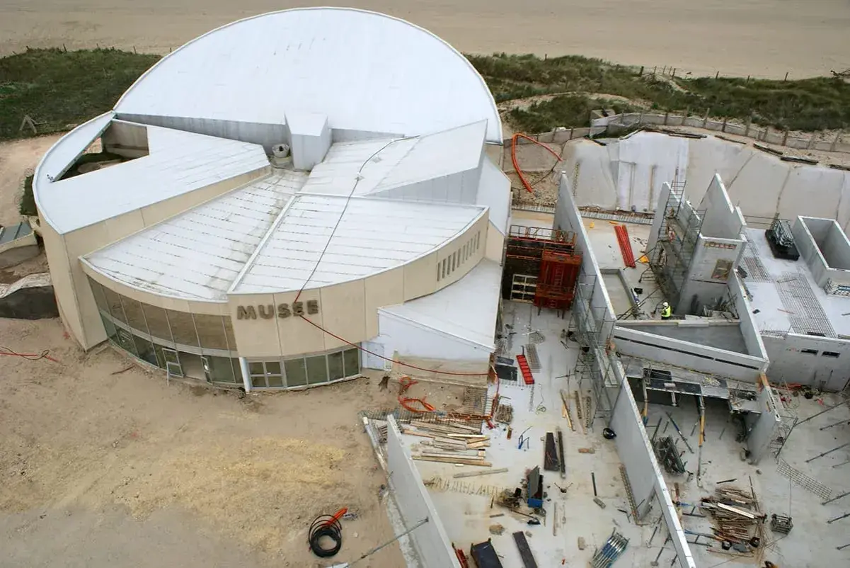 Das Utah Beach Museum im Bau, mit einer Kuppel und modernen Architektur, liegt nahe der Küste.